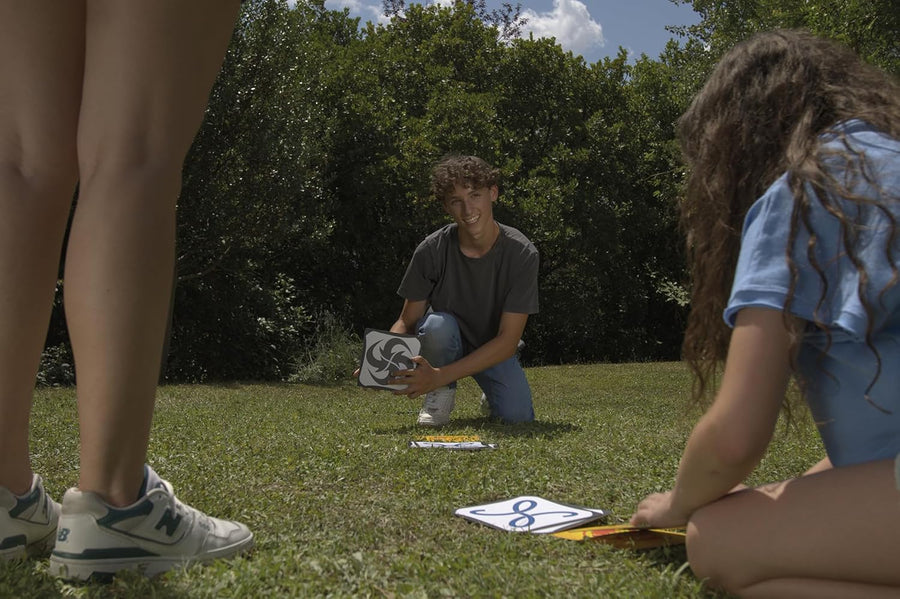 Jungle Speed Giant - Jeux de société - Jeu de Cartes intérieur/extérieur - Observation et rapidité - Adultes et Enfants à partir de 7 Ans - 3 à 9 Joueurs - 15 Minutes - Version Française