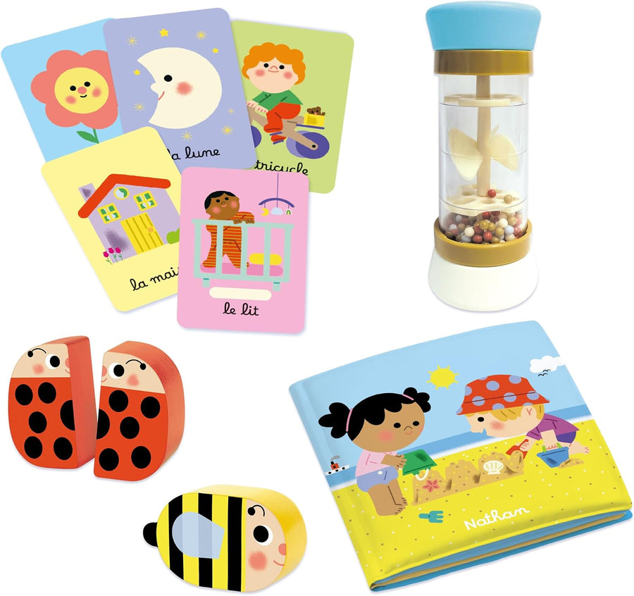 Nathan Petit Le Coffret de Mes 1 an - Jouet Bébé 1 an - Cadeau 12 Mois Coffret d'Éveil Sensoriel 4 en 1 - Livre de Bain - Bâton de Pluie, Cartes Imagier - Hochets en bois - Cadeau Garçon, Fille