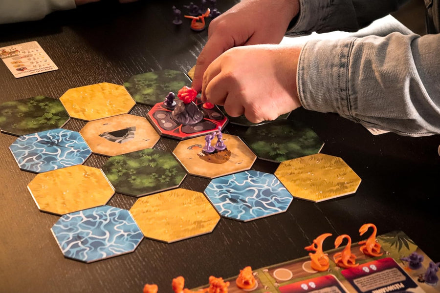 La Colère de la Montagne de Feu – Version Française – Jeu de Stratégie, Dés & Majorité avec Dinosaures et Plateau Modulable, 2 à 4 Joueurs, 30 à 45 Min, Dès 10 Ans