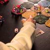 La Colère de la Montagne de Feu – Version Française – Jeu de Stratégie, Dés & Majorité avec Dinosaures et Plateau Modulable, 2 à 4 Joueurs, 30 à 45 Min, Dès 10 Ans