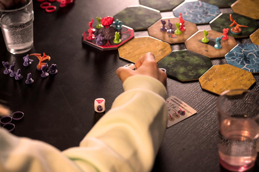 La Colère de la Montagne de Feu – Version Française – Jeu de Stratégie, Dés & Majorité avec Dinosaures et Plateau Modulable, 2 à 4 Joueurs, 30 à 45 Min, Dès 10 Ans