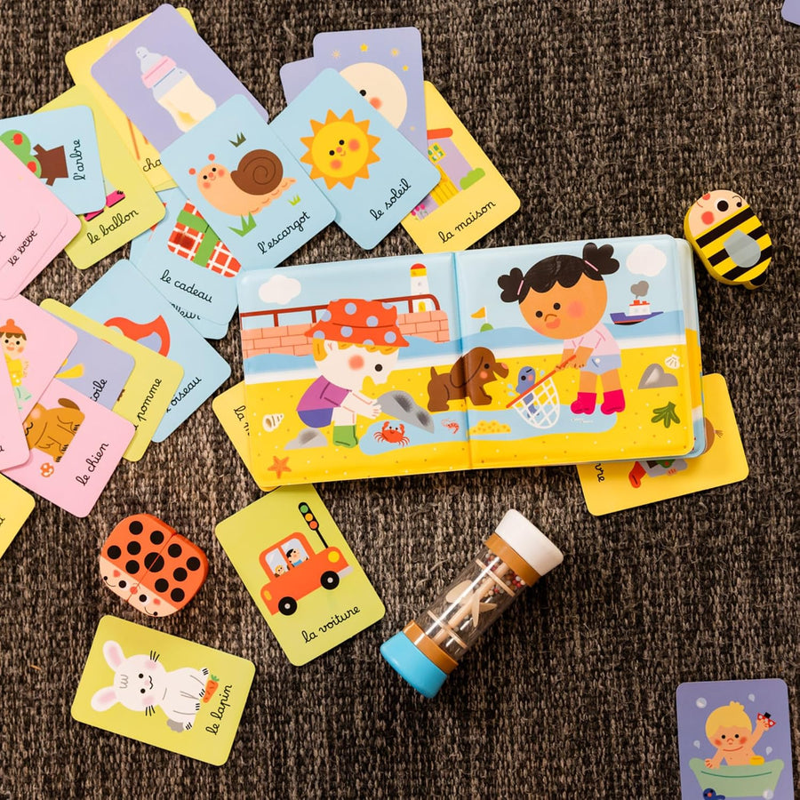 Nathan Petit Le Coffret de Mes 1 an - Jouet Bébé 1 an - Cadeau 12 Mois Coffret d'Éveil Sensoriel 4 en 1 - Livre de Bain - Bâton de Pluie, Cartes Imagier - Hochets en bois - Cadeau Garçon, Fille