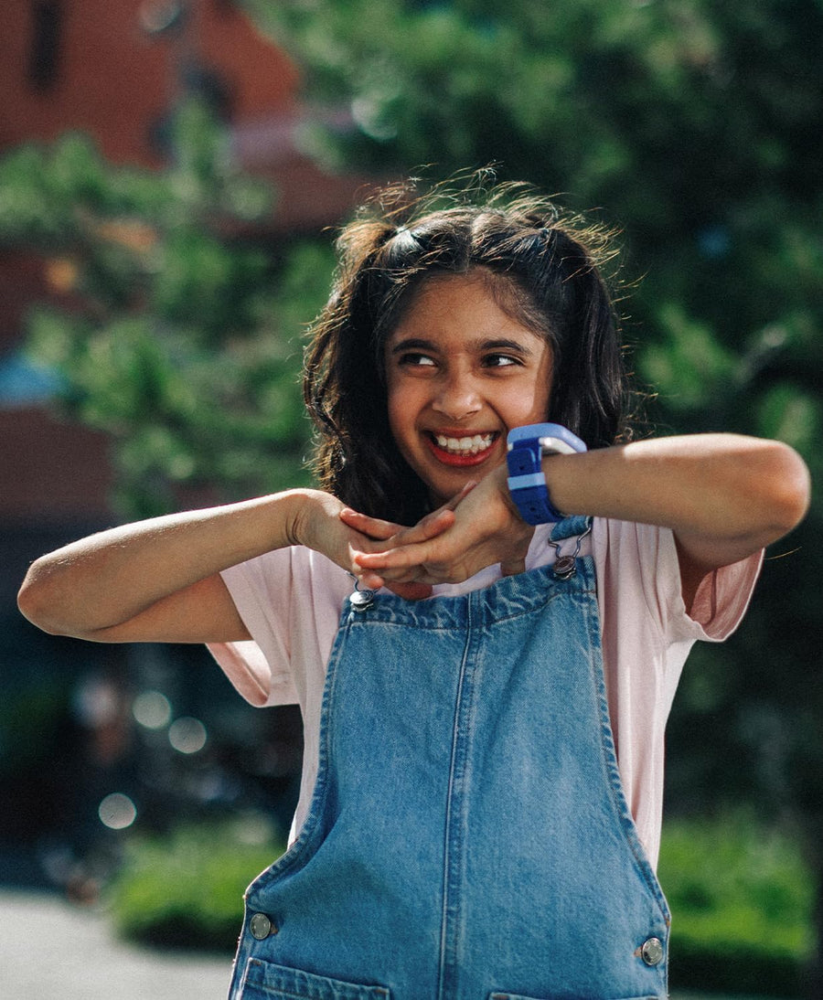 XPLORA Kidzi Play Montre connectée Enfants (avec SIM) 4G - GPS, SOS, Appels Appels, Messages, localisation GPS, Appareil Photo, podomètre, Mode école, SOS - incluant 3 Mois d'abonnement Gratuit BLEU