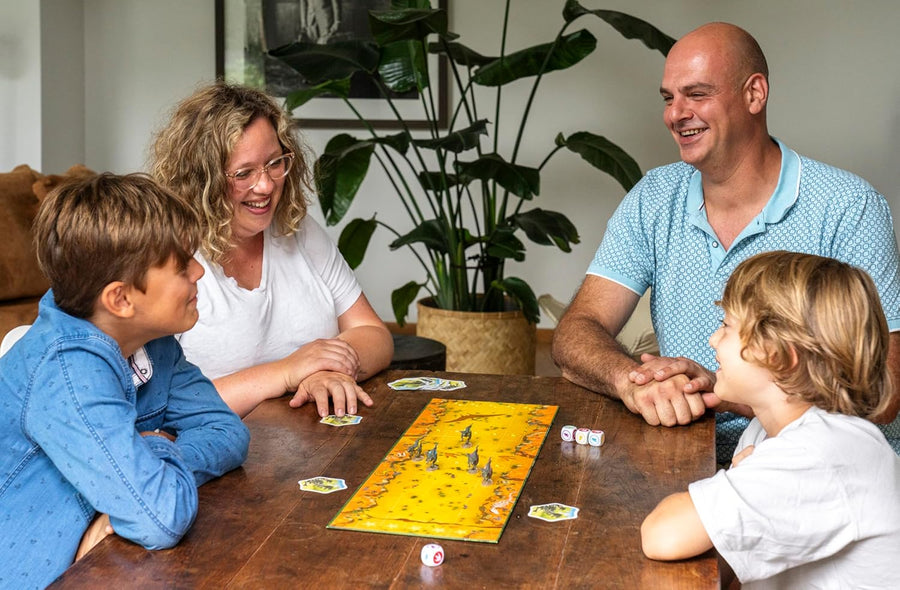 Asmodee - Raptor Race - FlexiQ - Jeux de société - Jeu de Course Tactique - Jeu Enfant 6 Ans - 2 à 5 Joueurs - 20 Min - Figurines Dinosaures - Plateau Double-Face - Version française