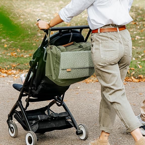Sac à Langer 23L Quotidien Nombreux Rangements Pochette Amovible 3L 6 Accessoires Inclus Matelas à Langer Pochette Isotherme Pochette Tétine VERT